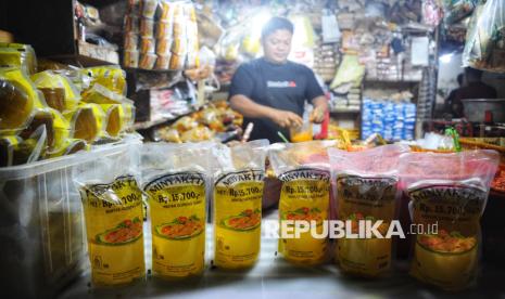 Pedagang menunjukkan minyak goreng Minyakita di Pasar Rumput, Jakarta, Senin (10/3/2025). Satgas Pangan Polri tengah menyelidiki temuan adanya minyak goreng kemasan merek MinyaKita yang dijual di pasaran tidak sesuai dengan takaran yang tercantum pada label kemasan. Penyelidikan ini merupakan tindak lanjut setelah ditemukannya ketidaksesuaian pada produk MinyaKita dalam inspeksi yang dilakukan di Pasar Lenteng Agung, Jakarta Selatan.