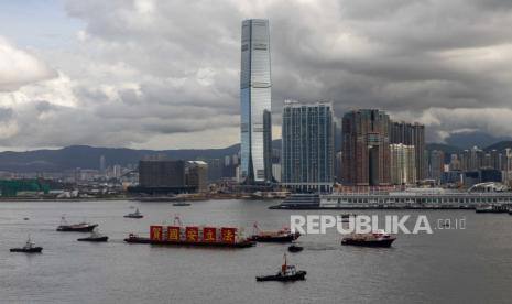 Sebuah tongkang di Victoria Harbour menampilkan kata-kata 