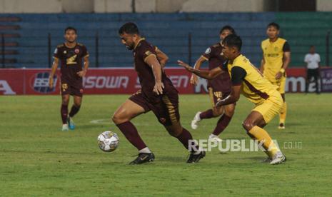 Pesepak bola PSM Makasar Everton (tengah) berusaha menerobos pertahanan Persikabo 1973 dalam pertandingan lanjutan BRI Liga 1 di Stadion Sultan Agung, Bantul, D.I Yogyakarta, Senin (05/12/2022). PSM Makasar mengalahkan Persikabo 1973 dengan skor 2-0. 