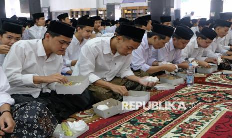 Sejumlah santri menyantap makanan bersama saat uji coba makan bergizi gratis bagi santri di Pondok Pesantren Al Mubaarok Manggisan di Wonosobo, Jawa Tengah, Senin (16/12/2024).