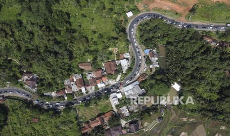 Foto udara kendaraan pemudik terjebak kemacetan di Jalur Selatan, Malangbong, Kabupaten Garut, Jawa Barat, Kamis (20/4/2023). Wakil Gubernur (Wagub) Jawa Barat (Jabar) Uu Ruzhanul Ulum mininjau arus balik Lebaran di Posko Cihuni Kadungora, Kabupaten Garut, Rabu (26/4/2023). 