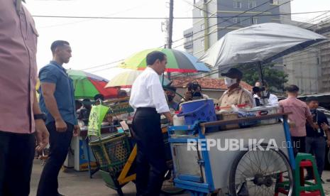 Presiden Joko Widodo (Jokowi) saat mengunjungi pasar.