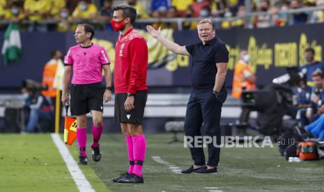 Pelatih Barcelona Ronald Koeman memberi isyarat selama pertandingan sepak bola La Liga Spanyol antara Cadiz dan Barcelona di Stadion Nuevo Mirandilla di Cadiz, Spanyol, Kamis, 23 September 2021.