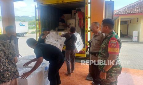 Aparat mengawal pengambilan logistik Pemilu 2024 dari gudang PPK Kalurahan Donotirto, Kretek, Kabupaten Bantul, DIY, pada Jumat (23/2/2024), untuk persiapan pemungutan suara ulang (PSU).