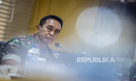 Panglima TNI Jenderal TNI Andika Perkasa (kiri), Andika Perkasa,menegaskan hadapi teroris KKB Papua tak sekadar serbu perlu akurasi   