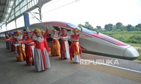 Penari tampil berlatar kereta cepat Whoosh di satsiun Tegal Luar, Bandung, Jawa Barat, Sabtu (1/6/2024).