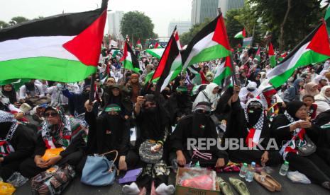 Warga mengikuti Munajat Kemerdekaan Palestina di Surabaya, Jawa Timur, Ahad(7/1/2024). Kegiatan yang dihadiri ratusan orang yang digelar oleh Aliansi Rakyat Bela Palestina tersebut dilakukan sebagai bentuk solidaritas dan kepedulian terhadap rakyat Palestina yang mengalami penderitaan akibat serangan militer Israel. 