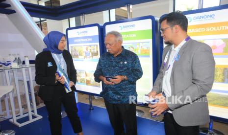 Menteri Pekerjaan Umum dan Perumahan Rakyat (PUPR) Basuki Hadimuljono, Vice President General Secretary Danone Indonesia Vera Galuh Sugijanto (kiri),  dan Sustainable Development Director Danone Indonesia  Karyanto Wibowo (kanan) berbincang bersama di sela-sela penyelenggaraan World Water Forum 2024, Kamis (23/5/2024). Sebagai salah satu mitra strategis pemerintah Indonesia, Danone Indonesia berkomitmen untuk mendukung upaya pemerintah Indonesia dalam menangani permasalahan air, termasuk meraih target RPJMN. Kali ini, Danone Indonesia mewujudkan komitmennya dengan mendukung Kementerian Pekerjaan Umum dan Perumahan Rakyat (PUPR) menyelenggarakan World Water Forum ke-10 yang berlangsung di Bali pada 18 - 25 Mei 2024.