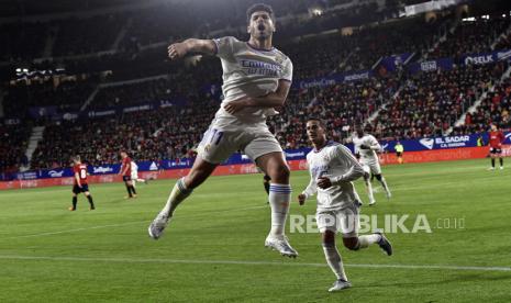 Pemain Real Madrid Marco Asensio merayakan setelah mencetak gol kedua timnya selama pertandingan sepak bola La Liga Spanyol antara Osasuna dan Real Madrid di stadion El Sadar di Pamplona, ??Spanyol, Rabu, 20 April 2022.