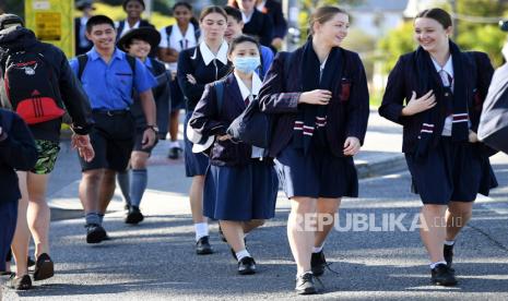 Siswa kembali bersekolah pada hari pertama di Brisbane, Queensland, Australia, Senin (11/5). Siswa di seluruh Queensland dari taman kanak-kanak hingga tingkat 11 dan 12 kembali ke kelas untuk pertama kalinya usai kegiatan belajar dari rumah imbas pandemi Covid19