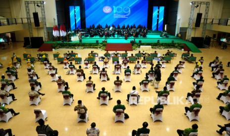 Hiburan kesenian saat Resepsi Milad ke-109 Muhammadiyah di Sportorium Universitas Muhammadiyah Yogyakarta, Kamis (18/11). Pada Milad Muhammadiyah kali ini mengangkat tema Muhammadiyah optimis hadapi pandemi dan komitmen menebar nilai utama. Resepsi ini juga dihadiri Presiden Joko Widodo secara daring. Peserta yang hadir juga sangat terbatas dan menggunakan protokol kesehatan Covid-19 ketat.