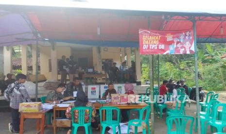 Seorang warga meninggal dunia saat sedang mencoblos di TPS 08 Blok Kubangsari, Desa Tenjolayar, Kecamatan Cigasong, Kabupaten Majalengka, Rabu (14/2/2024) kemarin. 