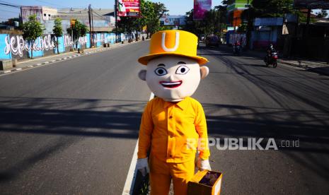 Pengamen cosplay dengan latar suasana lengang Jalan Buah Batu Bandung saat penyekatan PPKM Darurat di Kota Bandung berlangsung, Rabu (7/7). Jalan ini menjadi akses dari selatan kota Bandung untuk memasuki kota. Jalan ini ditutup pada tiga entang waktu, 8.00-10.00, 14.00-16.00 dan 18.00-05.00