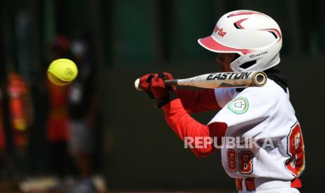 Atlet softball putri DKI Jakarta Areta Sarwahita berusaha memukul bola lemparan atlet softball putri Papua Barat saat bertanding pada penyisihan Softball Putri PON Papua di Lapangan Softball AURI, Kabupaten Jayapura, Papua, Ahad (10/10/2021). Pada pertandingan tersebut DKI Jakarta menang atas Papua Barat dengan skor 1-0. 