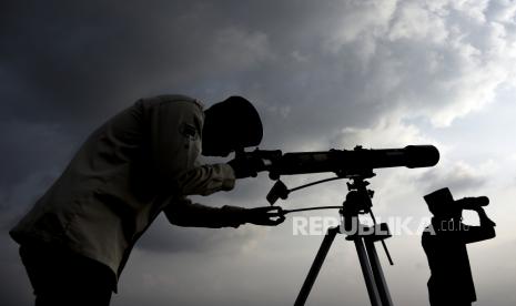 Petugas melakukan pemantauan hilal (rukyatul hilal) menggunakan teleskop di Observatorium Albiruni Fakultas Syariah Unisba, Jalan Hariangbanga, Tamansari, Kota Bandung, Jawa Barat. (Ilustrasi).Kemenag menilai Kalender Islam Global Unifikasi belum disepakati banyak negara  