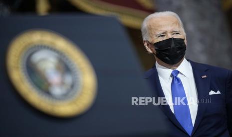 Presiden Joe Biden mendengarkan saat Wakil Presiden Kamala Harris berbicara dari Statuary Hall di US Capitol untuk menandai peringatan satu tahun kerusuhan 6 Januari di Capitol oleh para pendukung setia kepada Presiden Donald Trump, Kamis, 6 Januari 2022, di Washington. Catatan Satu Tahun Joe Biden: Dampak Kebijakannya Bagi Muslim Amerika.