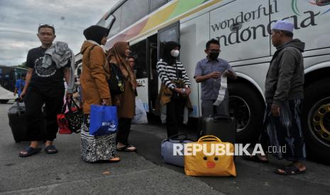 Calon penumpang bersiap menaiki bus di Terminal Kampung Rambutan, Jakarta, Jumat (20/12/2024). Menjelang libur Natal dan Tahun Baru 2024-2025, Terminal Kampung Rambutan mulai ramai dipadati para calon penumpang. Menurut petugas Dinas Perhubungan yang bertugas diterminal tersebut, jumlah penumpang hari ini mengalami peningkatan sebesar 30 persen dari hari biasanya, dan akan terus mengalami peningkatan hingga puncak arus mudik yang diprediksi akan terjadi pada besok Sabtu (21/12). Rata-rata pemudik di terminal Kampung rambutan merupakan pemudik dengan tujuan perjalanan ke daerah Jawa Tengah dan Jawa Timur.