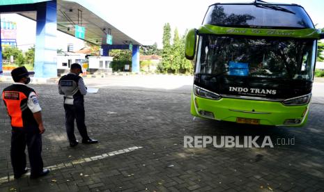 Petugas Dinas Perhubungan DIY dan Satgas Covid-19 Yogyakarta memeriksa dokumen bus pariwisata di Posko Pemeriksaan Kendaraan Libur Nataru 2021, Yogyakarta. Pemkab Sleman, DIY menerapkan rekayasa lalu lintas menjelang malam tahun baru.