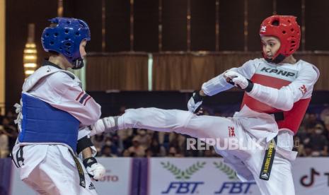 Atlet Taekwondo Indonesia Megawati Tamesti Maheswari (kanan) bertanding melawan atlet Taekwondo Thailand Chutikan Jongkolrattanawattana (kiri) pada pertandingan taekwondo ‘under’ 53 kilogram putri SEA Games 2023, di Chory Changvar International Convention and Exibhition Center, Phnom Penh, Kamboja, Senin (15/5/2023). Megawati Tamesti Maheswari berhasil meraih medali emas usai mengalahkan atlet taekwondo Thailand dengan skor 2-1, sementara medali perak diraih atlet taekwondo Thailand Chutikan Jongkolrattanawattana serta medali perunggu diraih atlet taekwondo Filipina Baby Jessica Canabal dan atlet taekwondo Kamboja Mam Julie. 