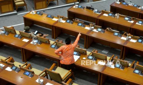 Anggota Komisi VIII DPR Fraksi PKS Iskan Qolba Lubis melakukan interupsi terkait beberapa pasal dalam Rancangan Kitab Undang-Undang Hukum Pidana (RKUHP) saat Rapat Paripurna DPR di Kompleks Parlemen Senayan, Jakarta, Selasa (6/12/2022). Rapat Paripurna DPR tersebut mengesahkan Rancangan Kitab Undang-Undang Hukum Pidana (RKUHP) menjadi Undang-Undang. Republika/Prayogi