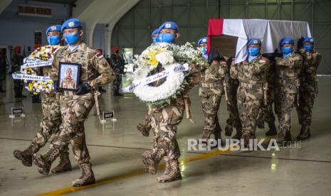 Prajurit TNI mengusung peti jenazah Pelda Anumerta Rama Wahyudi saat upacara pelepasan keberangkatan jenazah ke rumah duka di Pekanbaru, Riau, di Skadron Udara 17 Lanud Halim Perdanakusuma, Jakarta, Jumat (3/7/2020). Pelda Anumerta Rama Wahyudi merupakan salah satu anggota Satgas Kizi TNI Konga XX-Q/Monusco misi PBB yang gugur karena tertembak oleh kelompok bersenjata Allied Democratic Forces (ADF) saat bertugas mengirimkan logistik ke Temporary Operation Base (TOB) di wilayah Makisabo, Kongo, Afrika pada 22 Juni 2020. ANTARA FOTO/Aprillio Akbar/wsj.