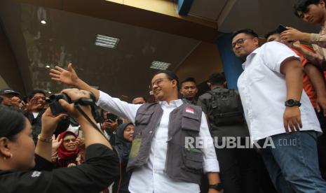 Calon presiden nomor urut 1 Anies Rasyid Baswedan (tengah) melambaikan tangan kepada masyarakat saat kampanye di Kabupaten Tanah Datar, Sumatera Barat, Rabu (3//1/2024). Dalam kampanye tersebut Anies mengatakan akan mengatasi kemiskinan dengan memperluas kesempatan berusaha dan menciptakan lapangan kerja. 