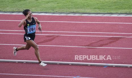 Atlet DKI Jakarta Odekta Elvina Naibaho (kiri) melakukan selebrasi usai menang pada final nomor Lari 10.000 meter Putri PON Papua di Stadion Atletik Mimika Sport Center, Kabupaten Mimika, Papua, Kamis (7/10/2021). Odekta berhasil meraih medali emas, sementara pelari putri Kalimantan Timur  Irma Handayani meraih medali perak dan pelari putri DKI Jakarta Tryaningsih meraih medali perunggu.