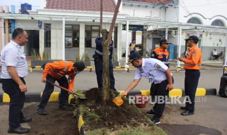 Memperingati Hari Buruh, PT KAI Daop 3 Cirebon melaksanakan kegiatan penanaman pohon, di Stasiun Cirebon, Senin (1/5/2023). 