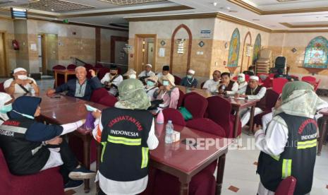 Tim Promosi Kesehatan (Promkes) melakukan sosialisasi pentingnya seimbangkan istirahat dan ibadah di Hotel Diyar Al Salam, Madinah, Selasa (30/5/2023). Jamaah diminta menjaga kesehatan jelang puncak haji. 