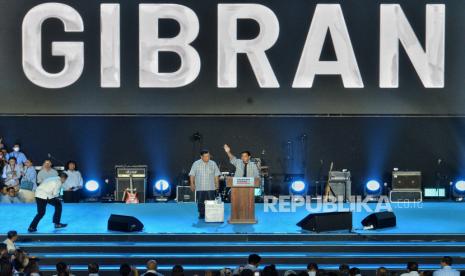 Paslon president and vice president number 2 Prabowo Subianto and Gibran Rakabuming Raka. During the 2024 presidential election nobar quick count event in Istora, Major Teddy held Gibran in his arms.