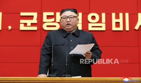 Sebuah foto yang dirilis oleh Kantor Berita Pusat Korea Utara (KCNA) resmi menunjukkan Pemimpin Tertinggi Korea Utara Kim Jong-un memimpin kursus singkat pertama untuk sekretaris kepala kota dan kabupaten. Komite Partai diadakan di aula konferensi gedung kantor Komite Sentral Partai Pekerja Korea (WPK), di Pyongyang, Korea Utara, 03 Maret 2021 (dikeluarkan 04 Maret 2021).