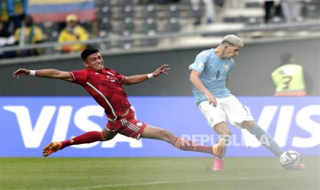 Dor Turgeman (Kanan) dari Israel berebut bola dengan Kevin Mantilla dari Kolombia selama pertandingan sepak bola Grup C Piala Dunia U-20 FIFA antara Israel dan Kolombia di La Plata, Argentina, 21 Mei 