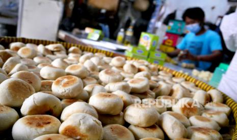 Pekerja membuat bakpia kacang hijau di industri rumahan bakpia 526, Pathuk, Yogyakarta, Jumat (27/8). Industri rumahan bakpia menjadi salah satu sektor yang teradampak pandemi Covid-19 secara langsung. Anjloknya kunjungan wisatawan menyebabkan pesanan bakpia turun drastis. Produksi bakpia sekarang setiap Minggu sekitar 50 kardus, sebelum pandemi produksi bakpia mencapai 400 kardus. Harapan dari industri bakpia bahwa PPKM Level 4 dicabut agar roda pariwisata berputar kembali.