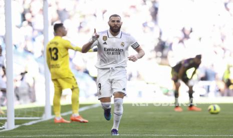 Penyerang Real Madrid Karim Benzema melakukan selebrasi setelah mencetak gol pada pertandingan sepak bola LaLiga Spanyol antara Real Madrid CF dan Real Valladolid di Santiago Bernabeu di Madrid, Spanyol, (02/04/2023).