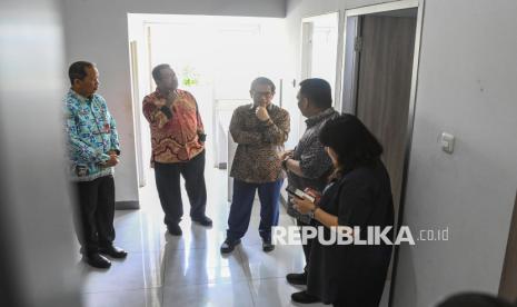 Gubernur DKI Jakarta Pramono Anung (kedua kanan) dan Wakil Gubernur Rano Karno (kedua kiri) meninjau bangunan di Rumah Susun Kampung Bayam, Jakarta, Kamis (6/3/2025). Pramono Anung dan Rano Karno memberikan kunci hunian secara simbolis kepada warga eks Kampung Bayam untuk dapat menempati rumah susun sebagai realisasi janji kampanye saat Pilgub Jakarta 2024 lalu. 