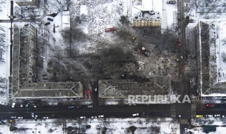 Foto udara gedung apartemen yang dihantam roket Rusia di Kramatorsk, Ukraina (ilustrasi), Kantor berita internasional Prancis, Agence France-Presse (AFP), mengatakan koordinator videonya di Ukraina terbunuh pada Selasa (9/5/2023), dalam sebuah serangan roket di dekat kota Bakhmut, Ukraina timur.