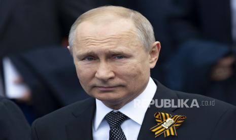 FILE - Presiden Rusia Vladimir Putin tiba untuk menghadiri parade militer Hari Kemenangan untuk merayakan 74 tahun sejak kemenangan dalam Perang Dunia II di Lapangan Merah di Moskow, Rusia, 9 Mei 2019. 