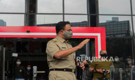 Gubernur DKI Jakarta Anies Baswedan berjalan meninggalkan Gedung Merah Putih KPK usai menjalani pemeriksaan  di Jakarta, Selasa (21/9). Anies diperiksa selama 5 jam dengan sembilan pertanyaan dari penyidik KPK sebagai saksi atas kasus dugaan korupsi pengadaan lahan di Munjul, Kelurahan Pondok Ranggon, Kecamatan Cipayung, Jakarta Timur tahun 2019 dengan tersangka Direktur Utama Perusahaan Umum Daerah Pembangunan Sarana Jaya, Yoory Corneles Pinontoan.Republika/Thoudy Badai