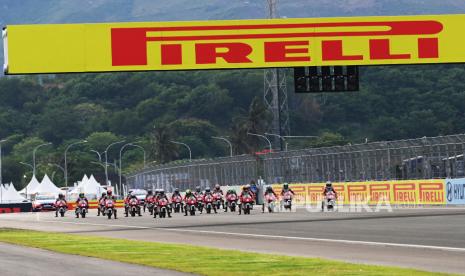 Sejumlah pembalap bersiap melakukan start saat Race 1 kelas Idemitsu Asia Talent Cup (IATC) 2021 di Pertamina Mandalika International Street Circuit, Lombok Tengah, Nusa Tenggara Barat, Jumat (19/11/2021). Pembalap Jepang Taiyo Furusato berhasil menjadi juara pertama pada balapan tersebut.