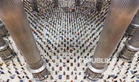 Umat Islam menjaga jarak fisik selama shalat Jumat di tengah kemudahan pembatasan COVID-19 di Masjid Agung Istiqlal di Jakarta, Indonesia, 15 Oktober 2021. Naskah Khutbah Jumat: Introspeksi Agar tak Lupa Diri