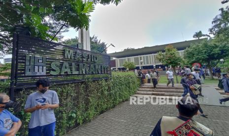 RAPATKAN SHAF. Sejumlah Jamaah meninggalkan masjid usai Shalat Jumat di Masjid Salman ITB Bandung, Jumat (25/3/2022). Jamaah Shalat Jumat di masjid ini telah merapatkan jarak shafnya kembali. Meski demikian takmir masjid masih terus menerapkan protokol keseshatan termasuk mempersilahkan jamaah untuk keluar masjid secara bergiliran agar dan melalui pintu gerbang berbeda agar tidak terjadi kerumunan.