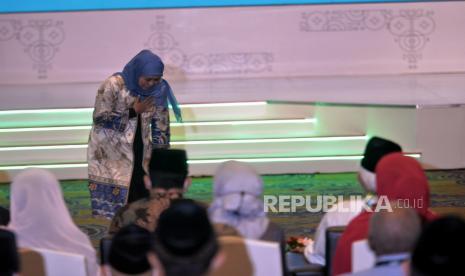 Gubernur Jawa Timur Khofifah Indar Parawans saat menghadiri acara Muktamar Internasional Fikih Peradaban I di Hotel Shangri-La Surabaya, Jawa Timur, Senin (6/2/2023). Acara Muktamar Internasional Fikih Peradaban I tersebut resmi dibuka dengan mengangkat tema membangun landasan fikih untuk perdamaian dan harmoni global.