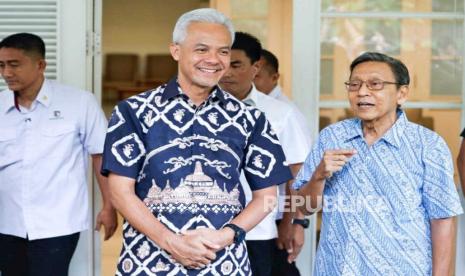 Calon presiden (capres) nomor urut 3, Ganjar Pranowo bersilaturahim ke kediaman Wakil Presiden ke-11 Republik Indonesia Boediono, Jakarta, Jumat (24/11/2023). 