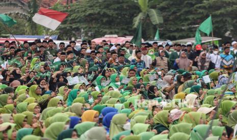  Gerakan Ekonomi Satu Abad NU, Nahdlatut Tujjar Fest Resmi Dibuka. Foto:  Sejumlah simpatisan Nahdlatul Ulama (NU) menyanyikan lagu Ya Lal Wathon saat mengikuti apel akbar satu abad NU di Depok, Jawa Barat, Ahad (29/1/2023). Kegiatan yang dihadiri ribuan simpatisan tersebut untuk menyemarakkan peringatan satu abad lahirnya NU pada 31 Januari 2023 mendatang.