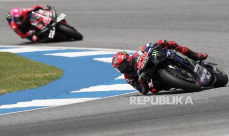 French MotoGP rider Fabio Quartararo (R) of Monster Energy Yamaha MotoGP and Spanish MotoGP rider Aleix Espargaro (L) of Aprilia Racing in action during a qualifying session of the Motorcycling Grand Prix of Thailand at Chang International Circuit, Buriram province, Thailand, 28 October 2023.  