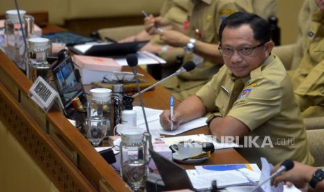 Menteri Dalam Negeri Tito Karnavian mengikuti Rapat Kerja dengan Komisi II DPR di Kompleks Parlemen Senayan, Jakarta, Senin (21/11/2022). Rapat tersebut membahas proses penyelesaian segmen batas daerah Provinsi/Kabupaten/Kota di Indonesia. Republika/Prayogi. 