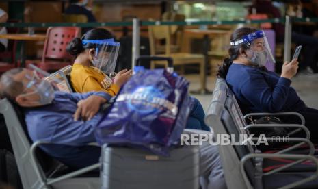 Penumpang menunggu kereta api tujuan Surabaya Gubeng di Stasiun Gambir, Jakarta, Kamis (20/8). PT Kereta Api Indonesia (Persero) atau KAI kembali menambah jumlah perjalanan kereta api (KA) pada September 2020.