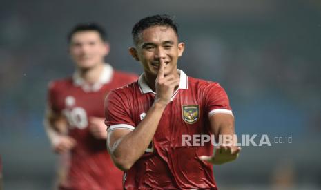 Pemain bertahan timnas Indonesia Rizky Ridho Ramadhani melakukan selebrasi seusai mencetak gol ke gawang Burundi dalam laga FIFA Match Day di Stadion Patriot Candrabhaga, Bekasi, Sabtu (25/3/2023). 