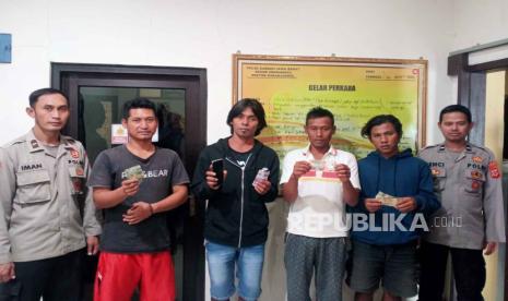 Empat pria terjaring razia oleh petugas kepolisian saat sedang asyik bermain permainan judi Ludo King, di Desa Sendang, Kecamatan Karangampel, Kabupaten Indramayu, Sabtu (26/8/2023). 