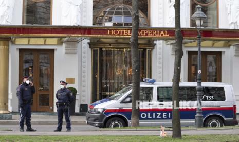 Petugas polisi berdiri di depan Hotel Imperial tempat delegasi dari Iran menginap di Wina, Austria, Selasa, 6 April 2021. Pejabat kementerian luar negeri dari negara-negara yang masih dalam kesepakatan, yang disebut Rencana Aksi Komprehensif Bersama, bertemu. di Wina untuk mendorong upaya membawa Amerika Serikat kembali ke kesepakatan 2015 tentang program nuklir Iran.